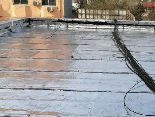 广汉卫生间漏水维修公司分享下广汉屋面楼顶防水刚性防水层施工要点。